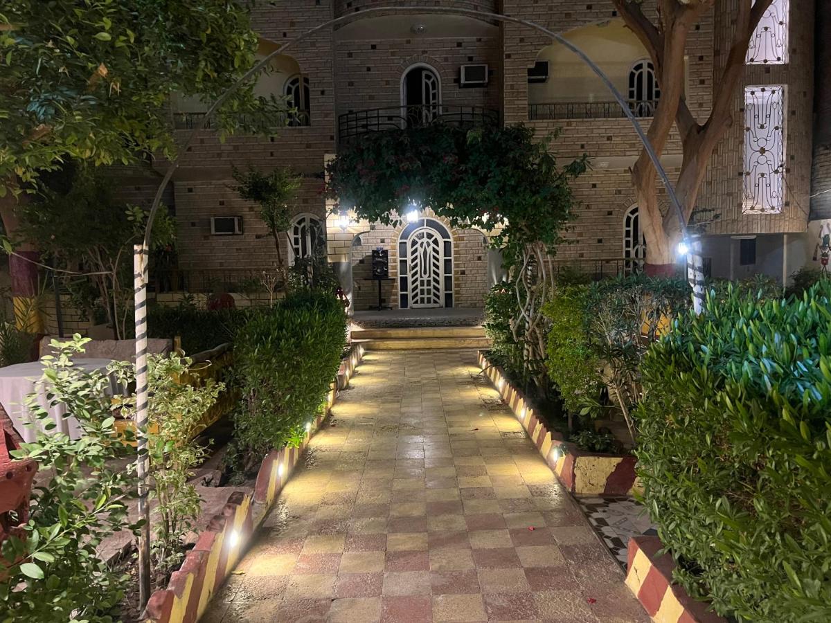 Elphardous Hotel - Housity