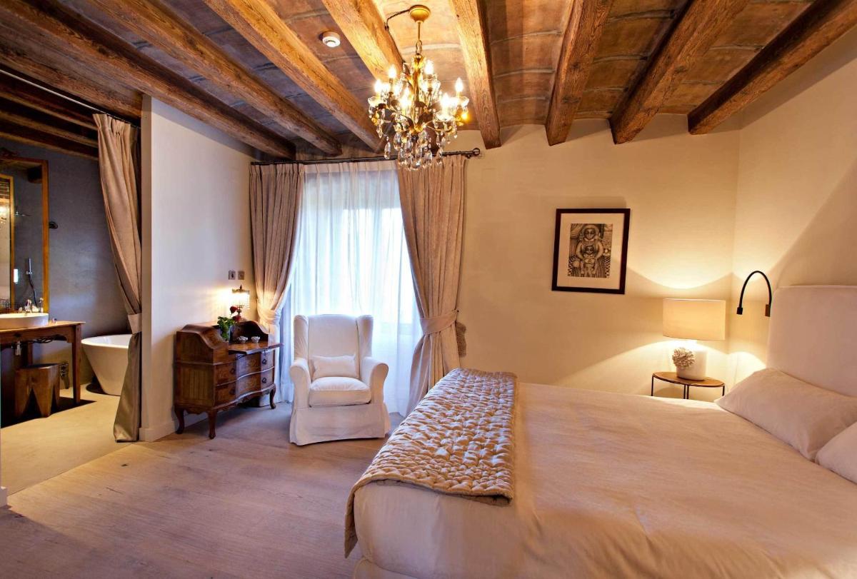 Cama o camas de una habitación en La Vella Farga Hotel