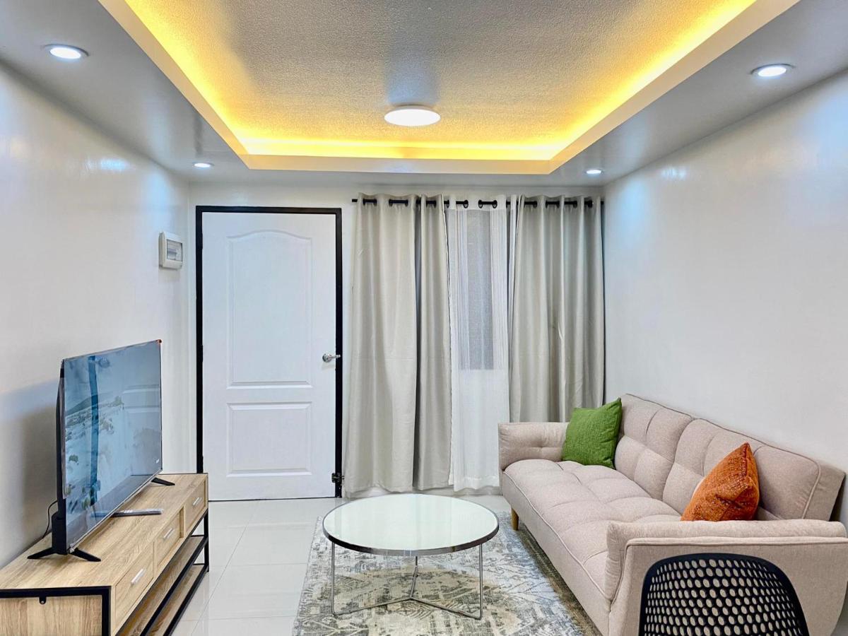 Suitetrails - Modern 1BR with King Bed beside SM Mall