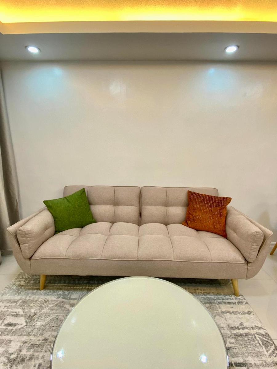 Suitetrails - Modern 1BR with King Bed beside SM Mall