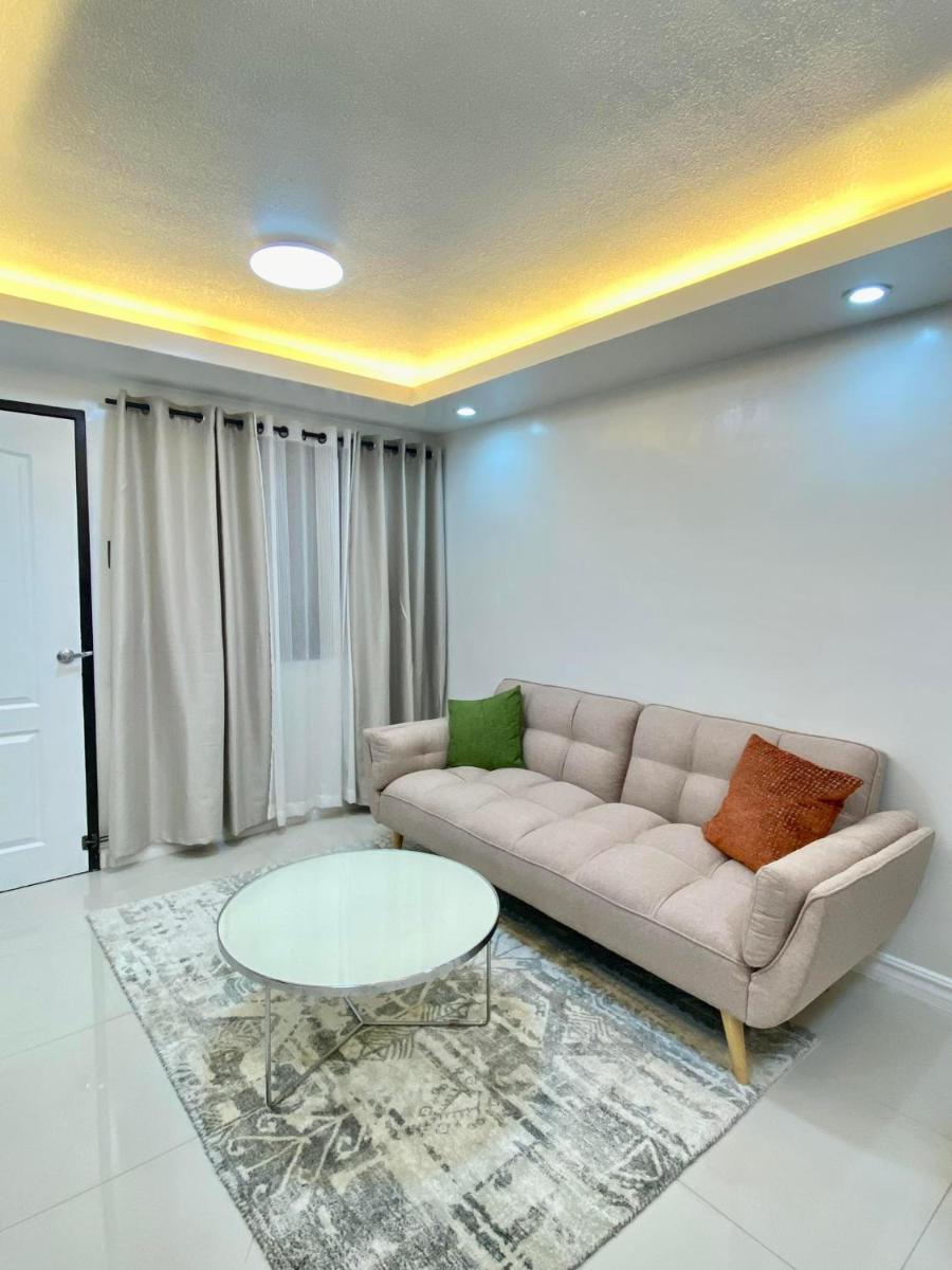 Suitetrails - Modern 1BR with King Bed beside SM Mall