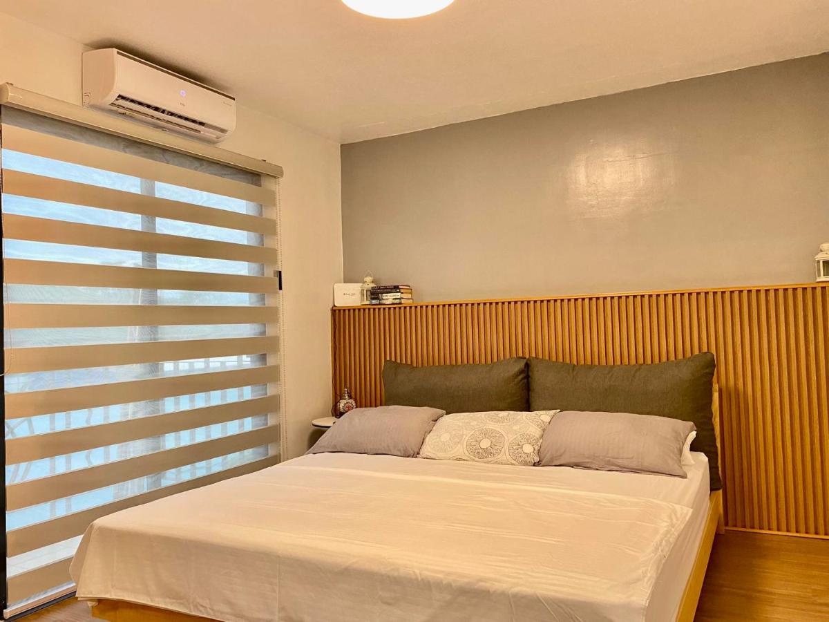 Suitetrails - Modern 1BR with King Bed beside SM Mall