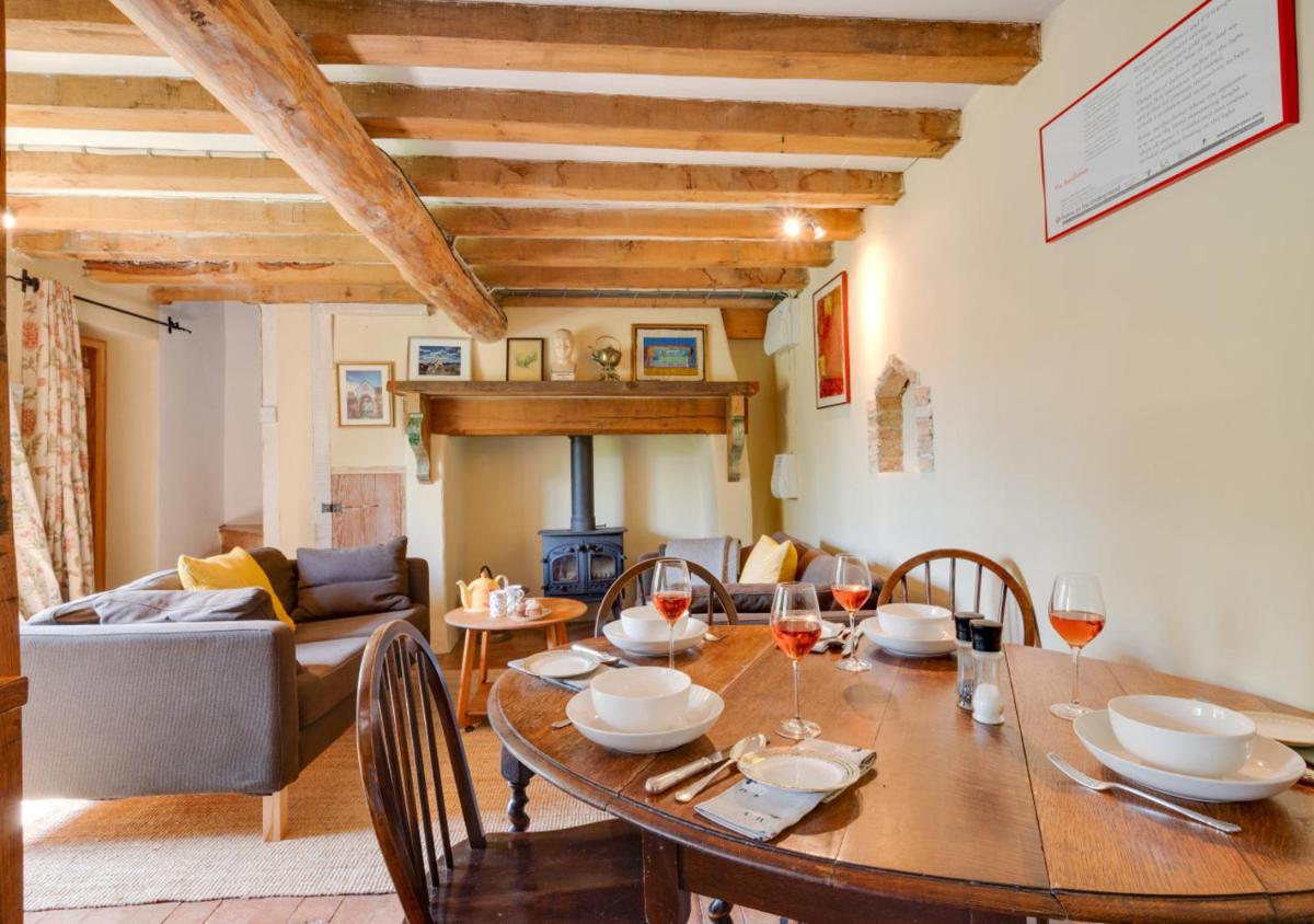 1 New Thatched Cottage - Housity