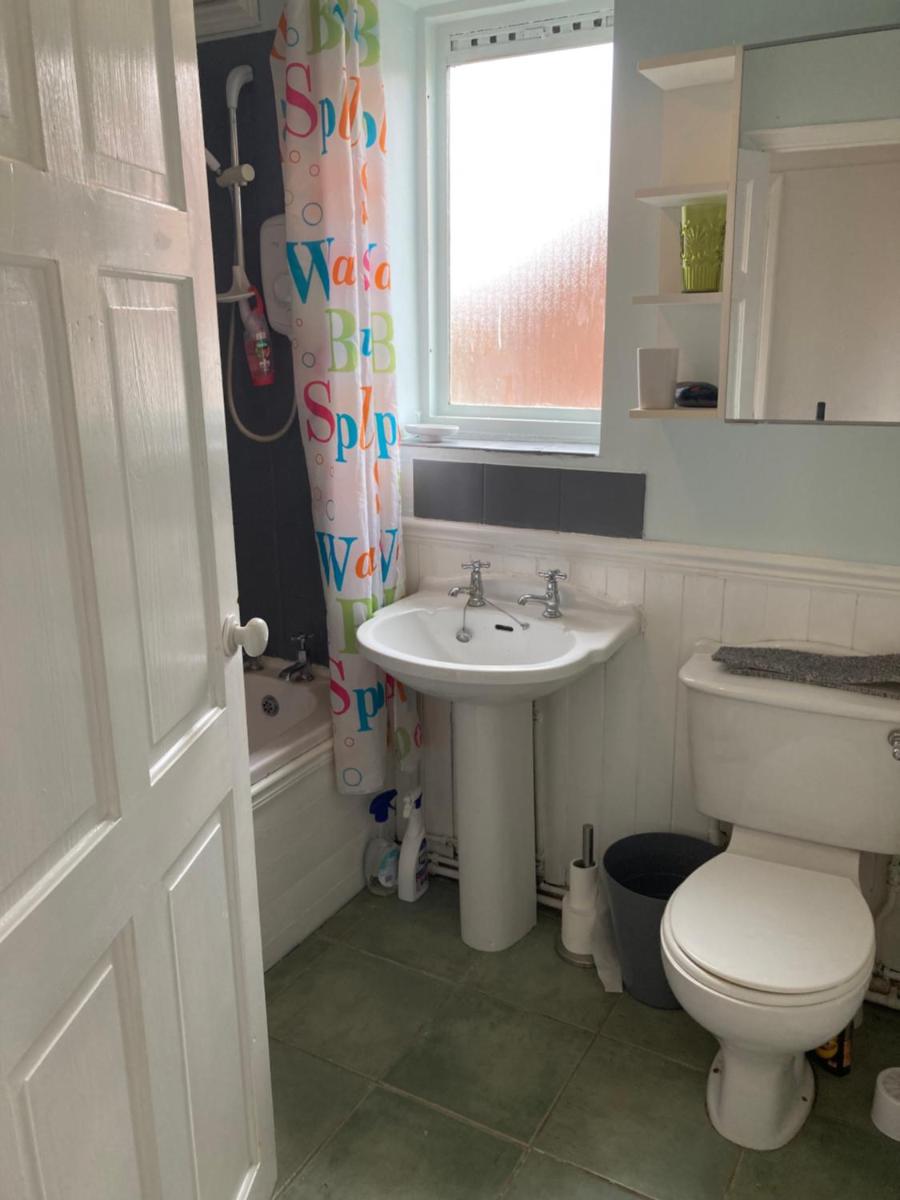 Comfortable rooms upstairs at number 8 - Housity