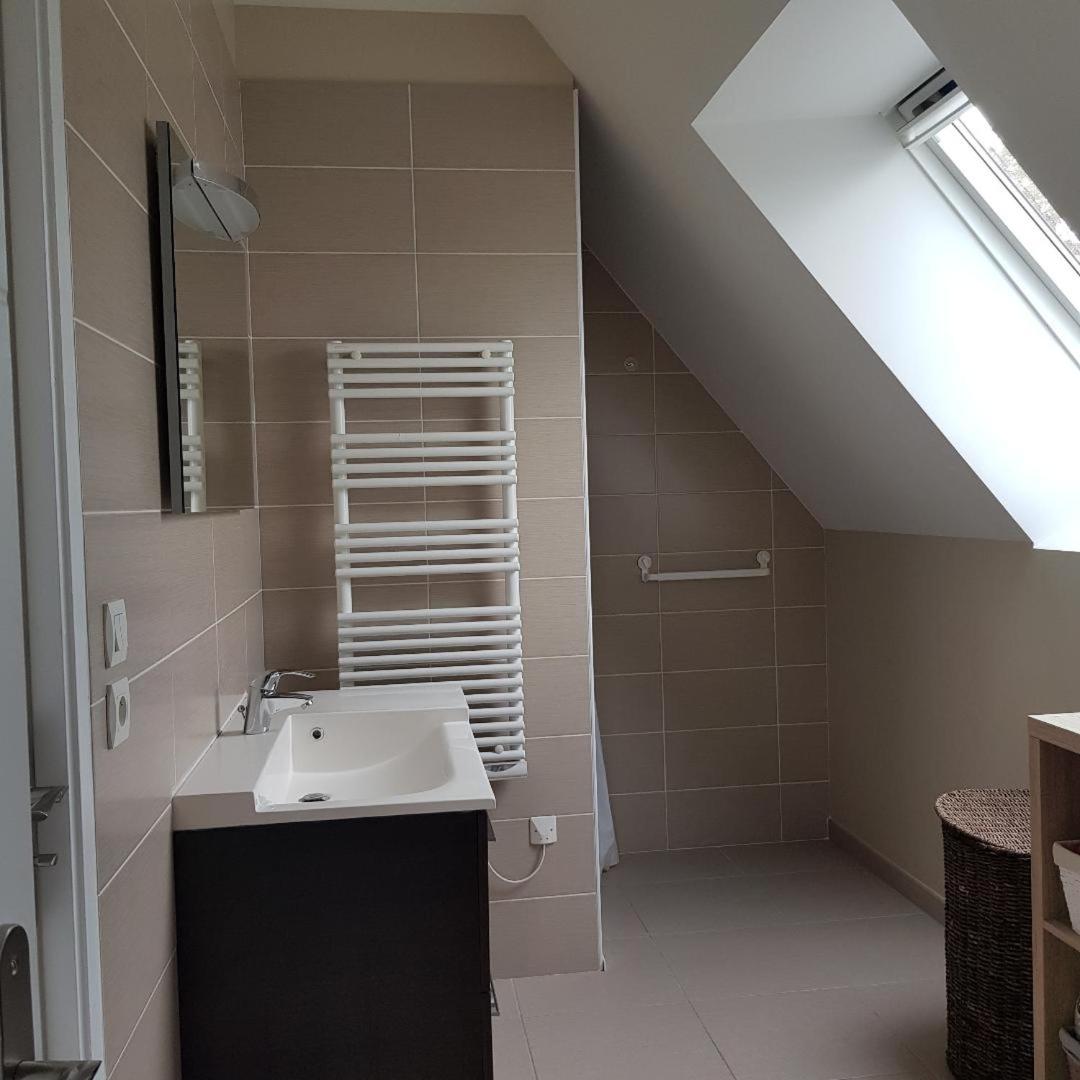 Grande Chambre entre caen et la mer chambre terrasse jardin et piscine - Housity