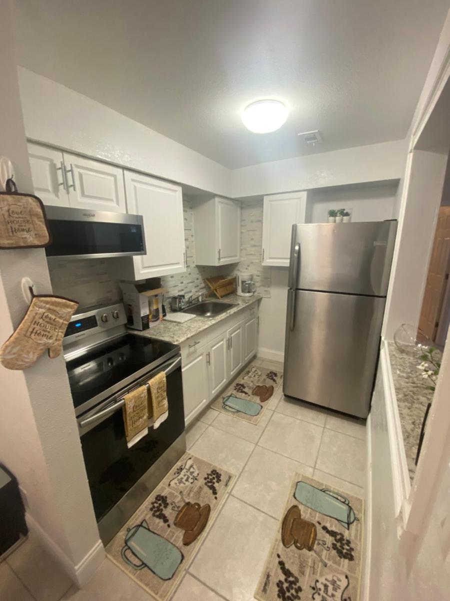 Lovely 2-bedroom 1-bath rental in Oakland Park FL - Housity