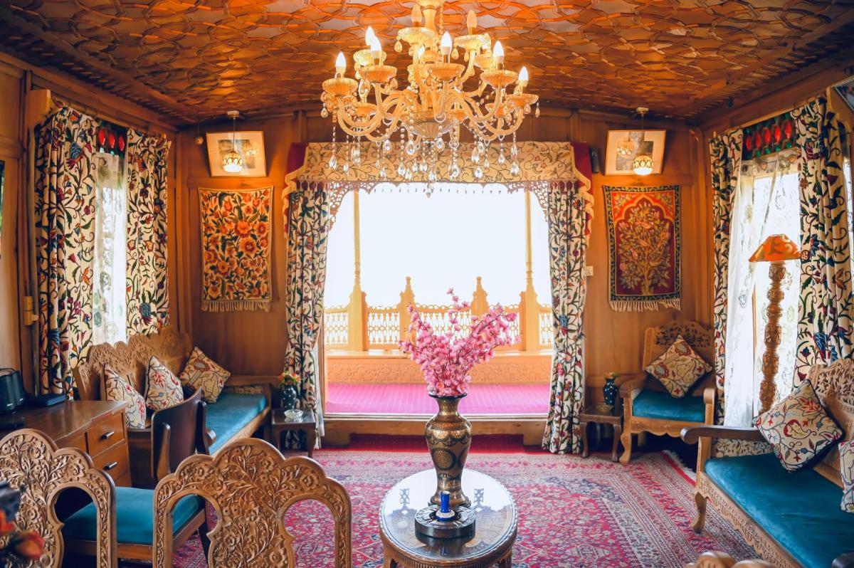 Suitetrails - Golden Flower Heritage Houseboat