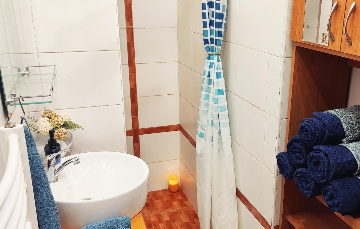 Triple King Size Balcony Suite - Housity