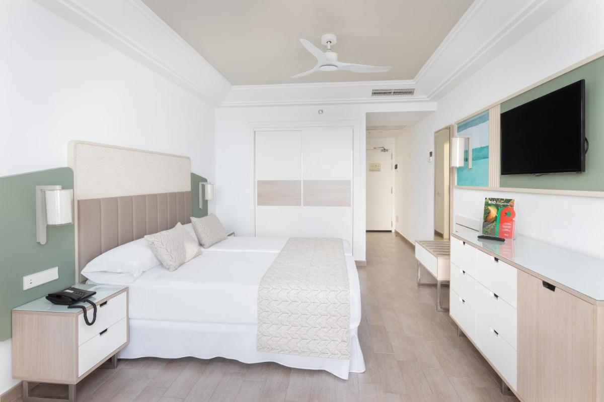 Una televisión o centro de entretenimiento en Hotel Riu Gran Canaria - All Inclusive