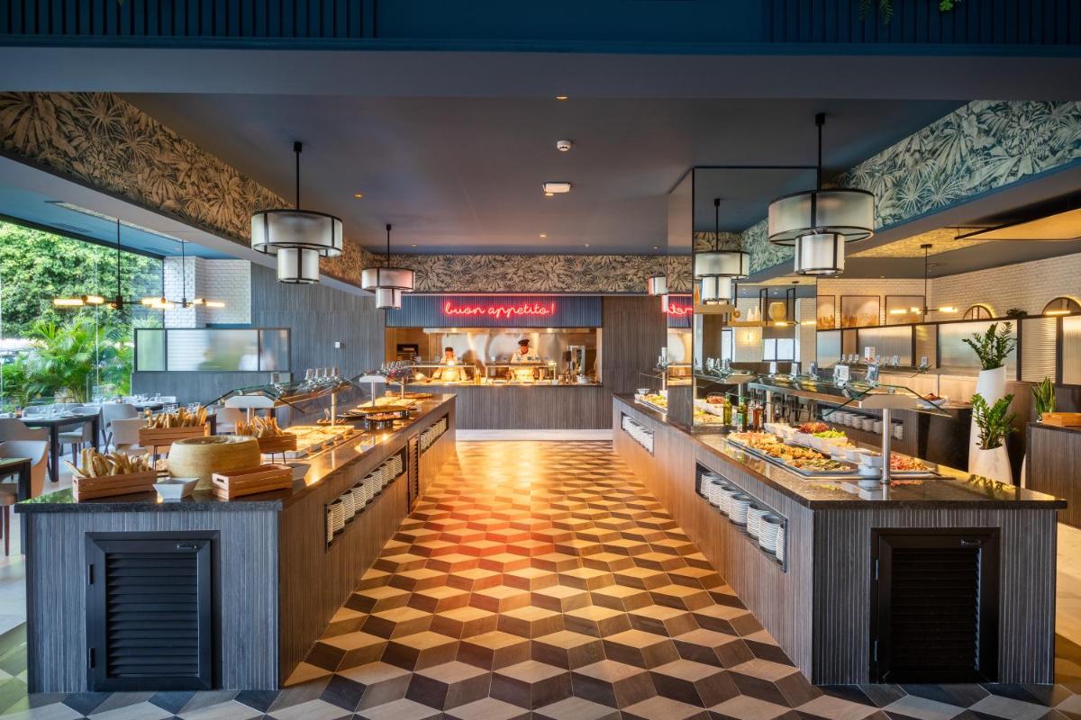 Comida en o cerca de este hotel