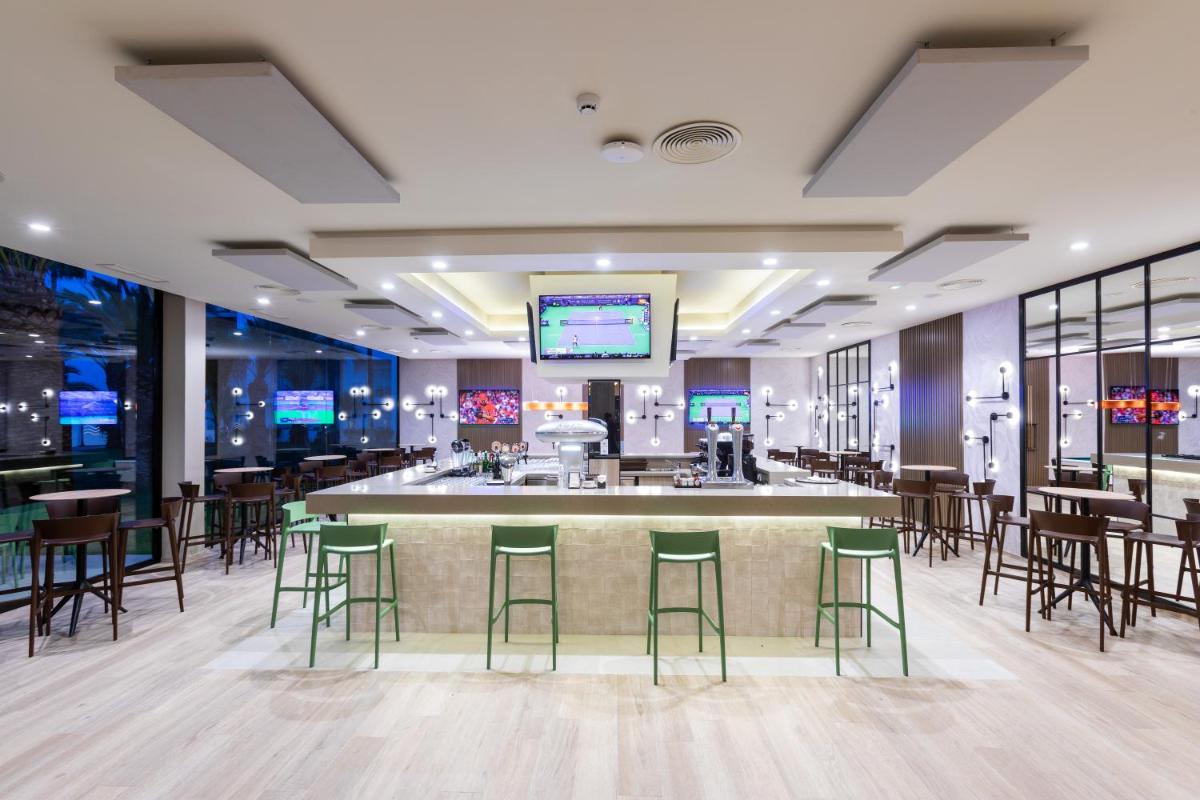 Una televisión o centro de entretenimiento en Hotel Riu Gran Canaria - All Inclusive