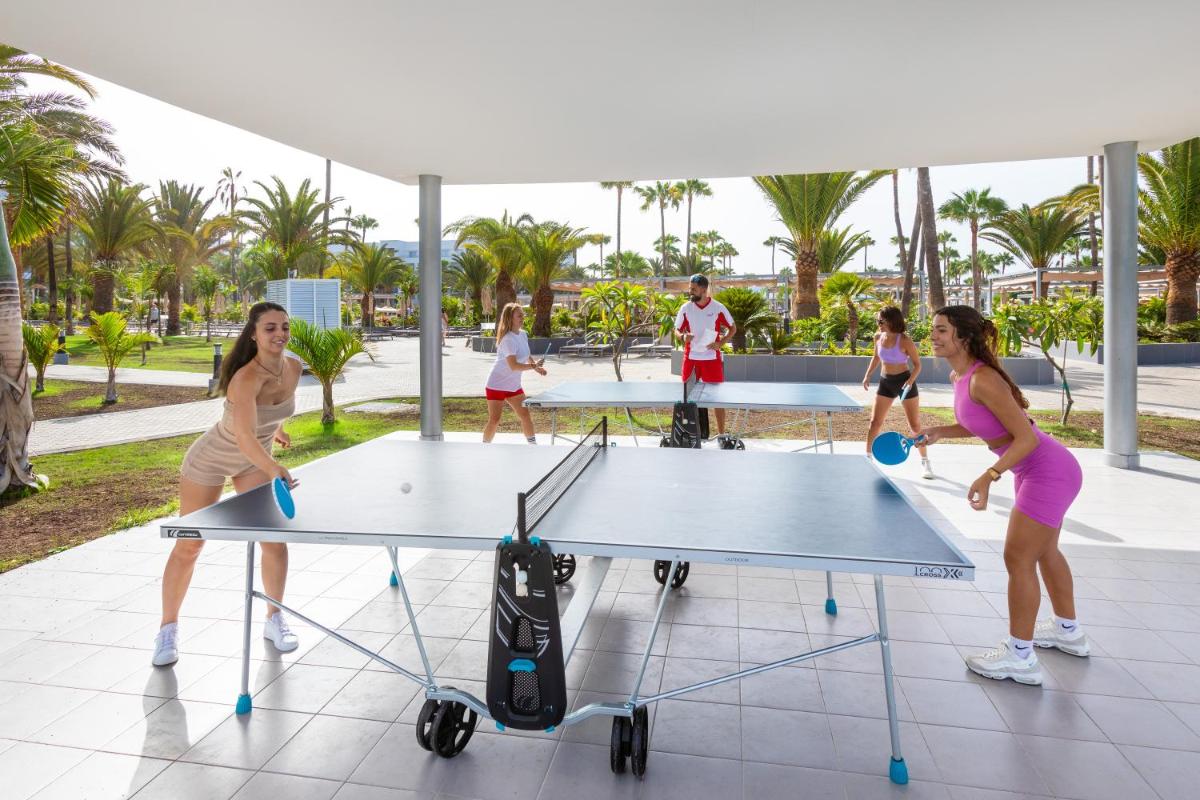 Instalaciones para jugar al ping pong en Hotel Riu Gran Canaria - All Inclusive o alrededores