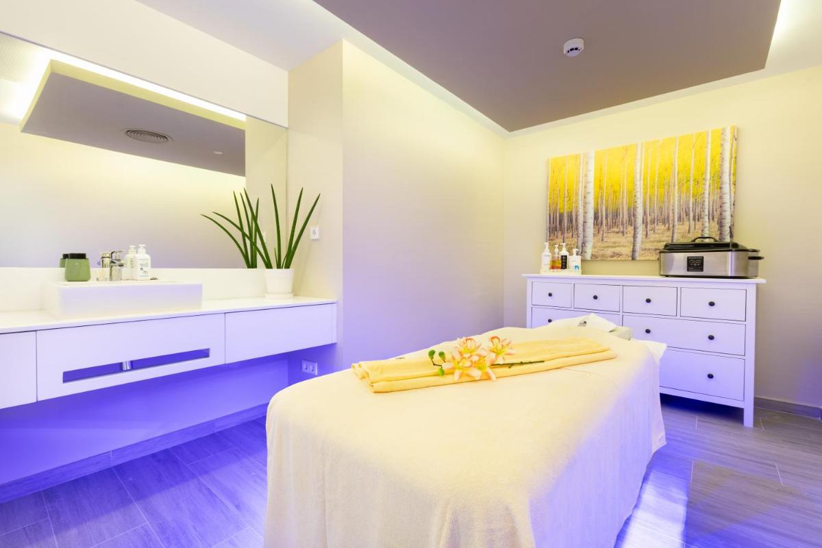 Una cocina o zona de cocina en Hotel Riu Gran Canaria - All Inclusive