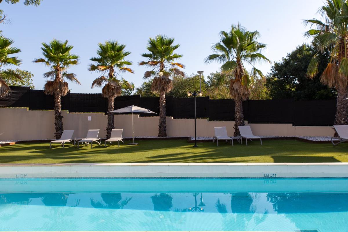 Piscine de l'établissement Zenitude Hotel La Valadière, Ascend Hotel Collection ou située à proximité