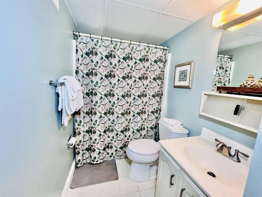 Beach Front Condo with Spectacular Views - Housity