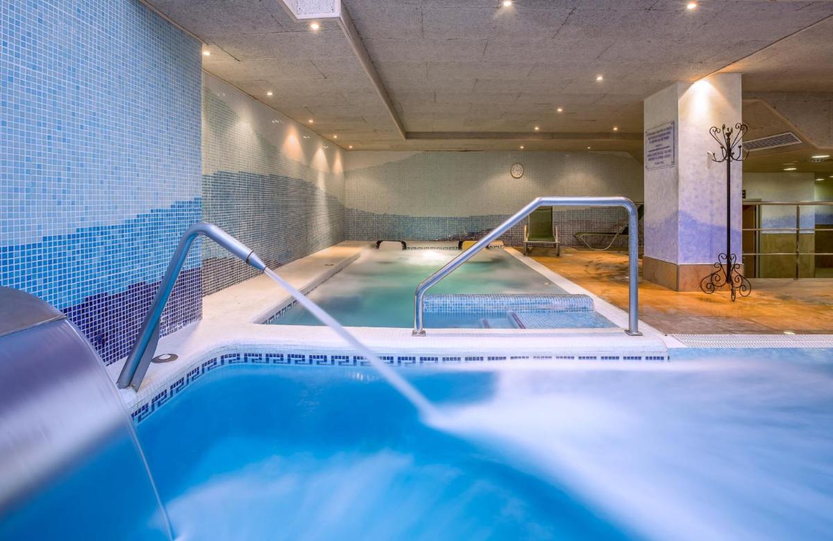 Piscina en o cerca de Leonardo Hotel Fuengirola Costa del Sol