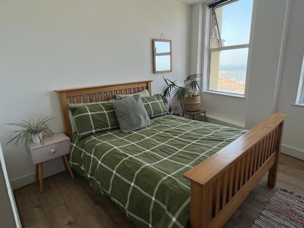 Margate - Sea View From Every Room - Housity