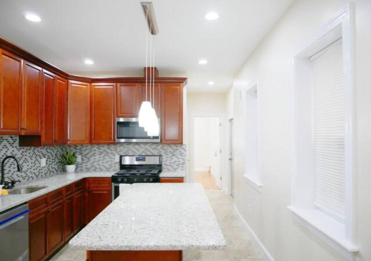 Newly Renovated Guest Rooms near Transportation - Housity