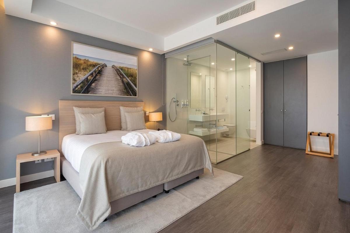 Uma cama ou camas num quarto em Longevity Health & Wellness Hotel - Adults Only