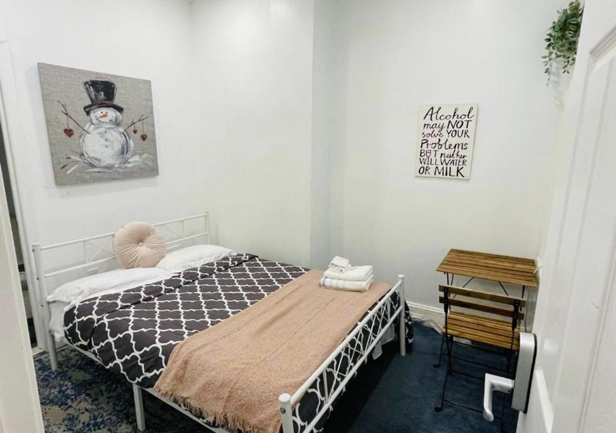 Oui on Ludlow - Entire House and Private Rooms in University City - Housity