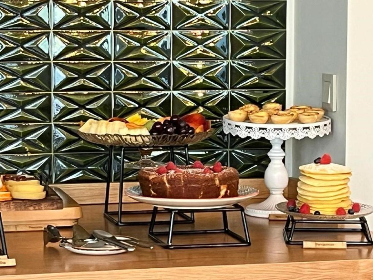 uma mesa coberta com diferentes tipos de bolos e doces em Pena D'Água Boutique Hotel & Villas na Covilhã