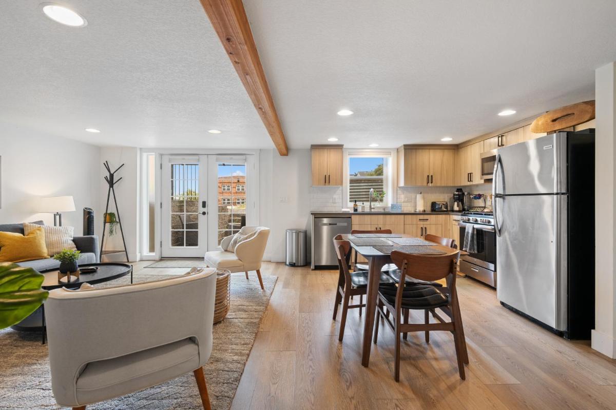 Rare Redesign Cozy Space, Quaint Local Location - Housity