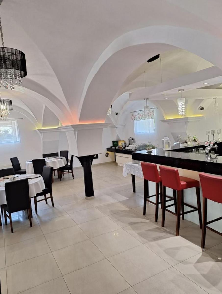 Pensjonat Cartine Jelcz-Laskowice - Housity