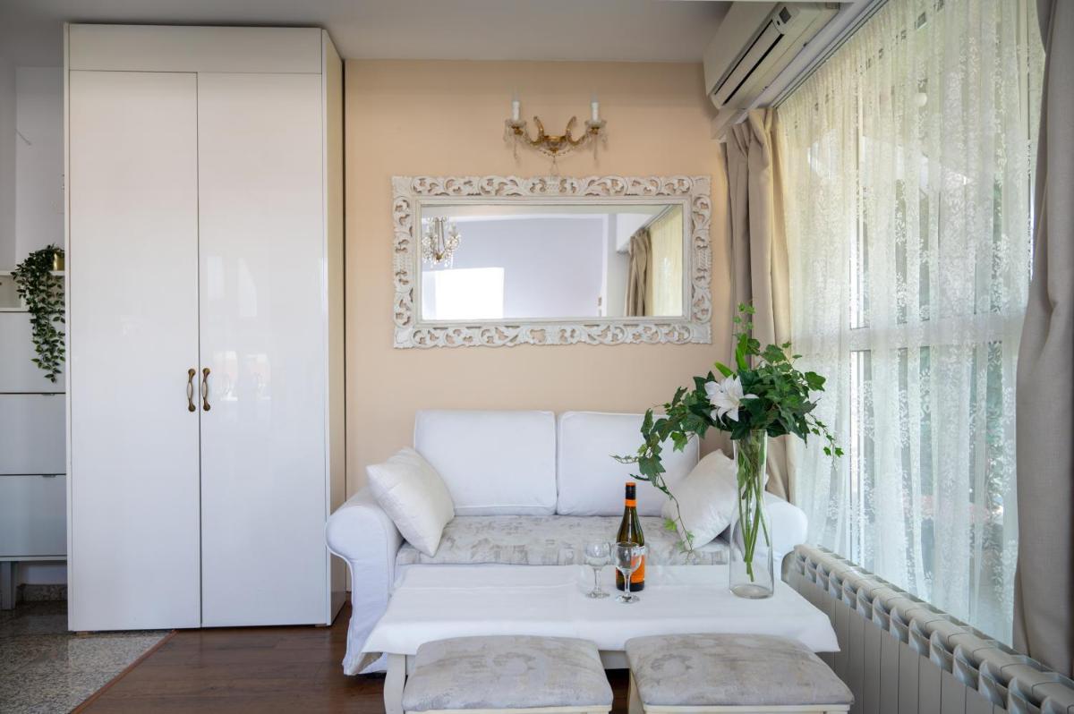 Sunny Studio with a view in TOP Center - Housity
