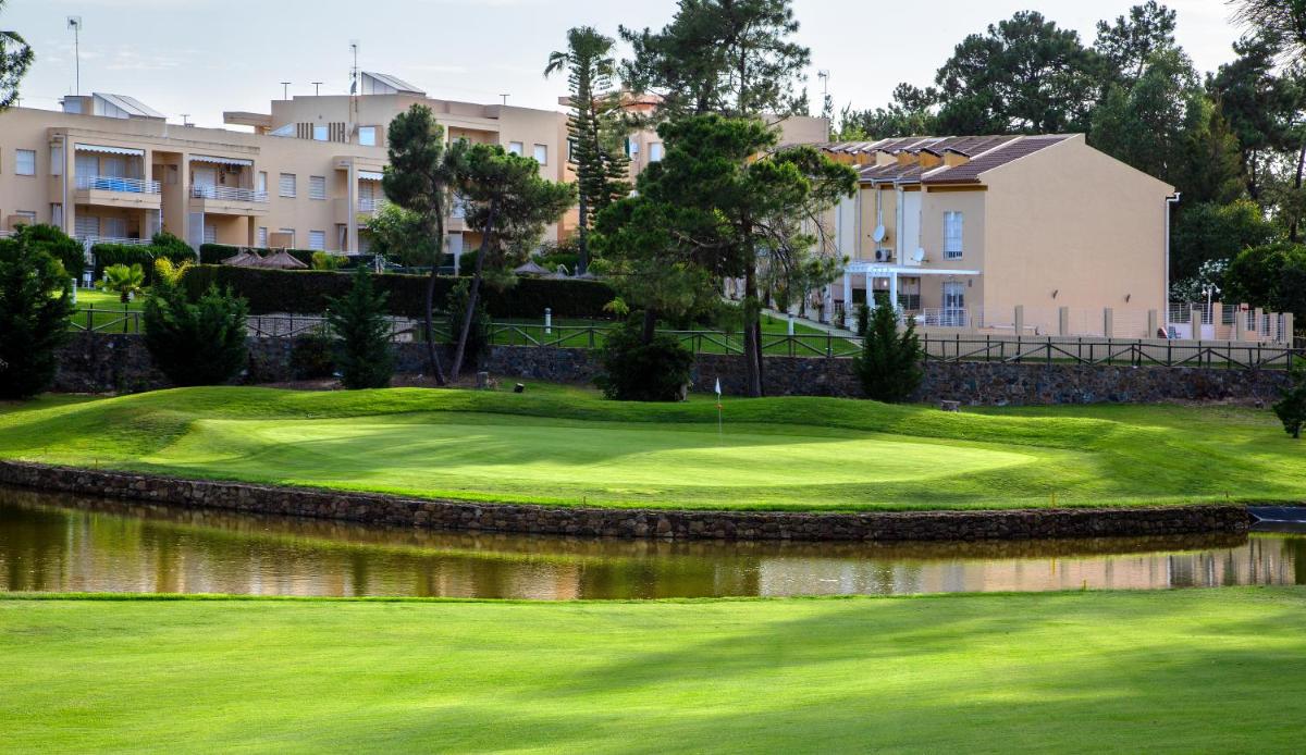 Jardín al aire libre en DoubleTree by Hilton Islantilla Beach Golf Resort
