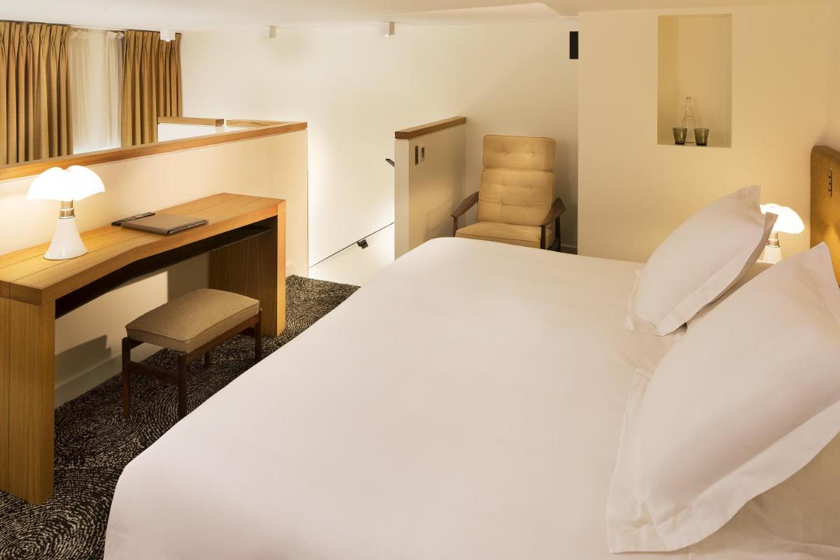 Un ou plusieurs lits dans un hébergement de l'établissement Hotel Marignan Champs-Elysées