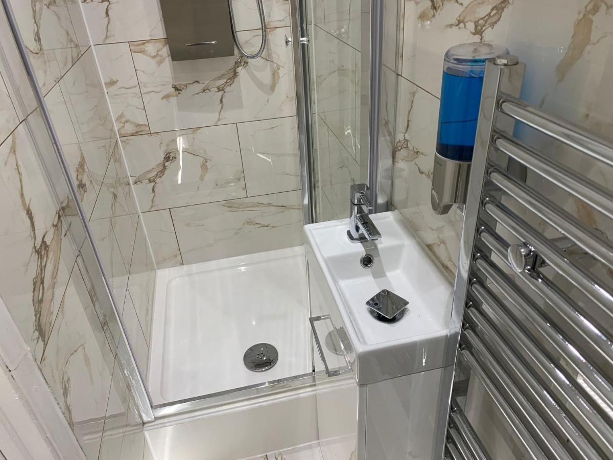 Double Bedroom with Garden Access and Private Bathroom Across Hall - Housity