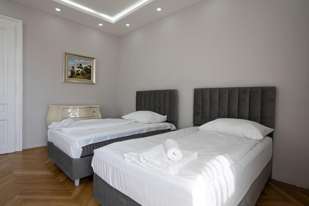 Charming 2-Room Apartment with Balcony, 15 Min to Center - Housity