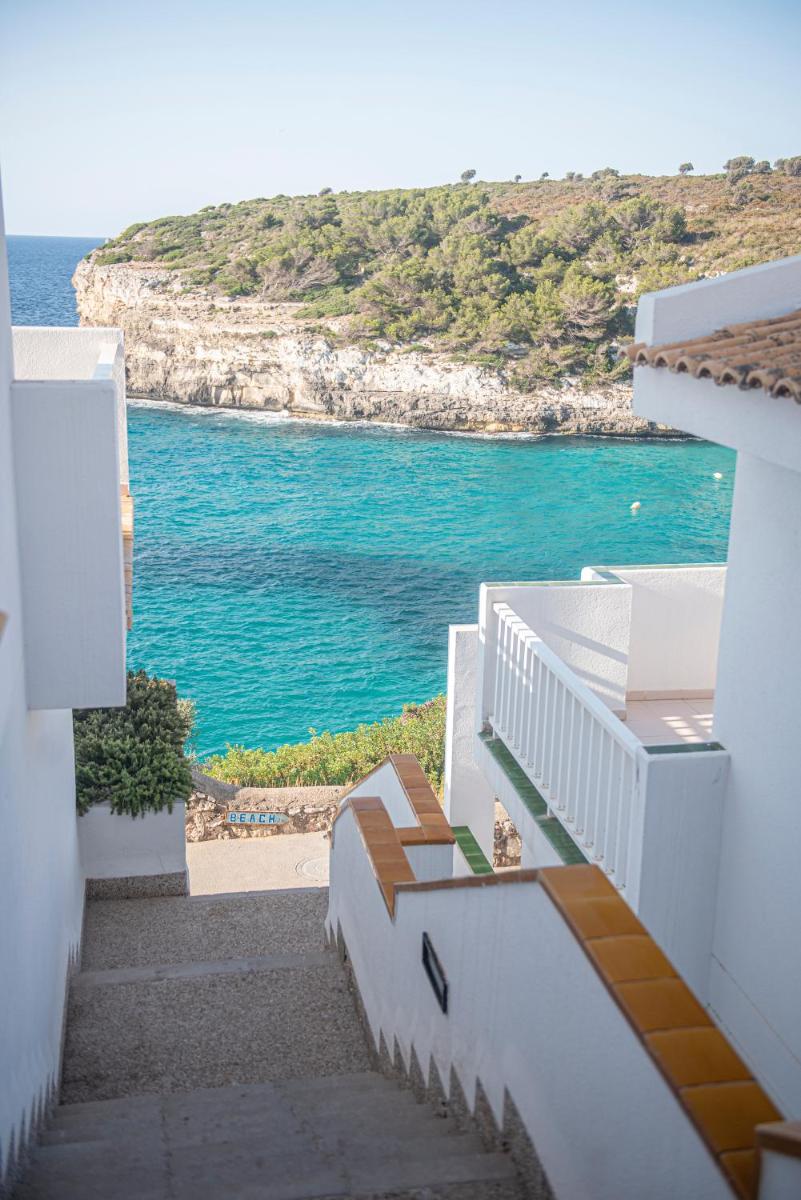 vistas al océano desde el balcón de una casa en Blau Punta Reina, en Cala Mendia