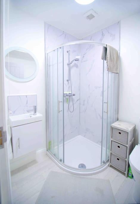 Newly refurbished flat, 1 min from Galgorm resort - Housity