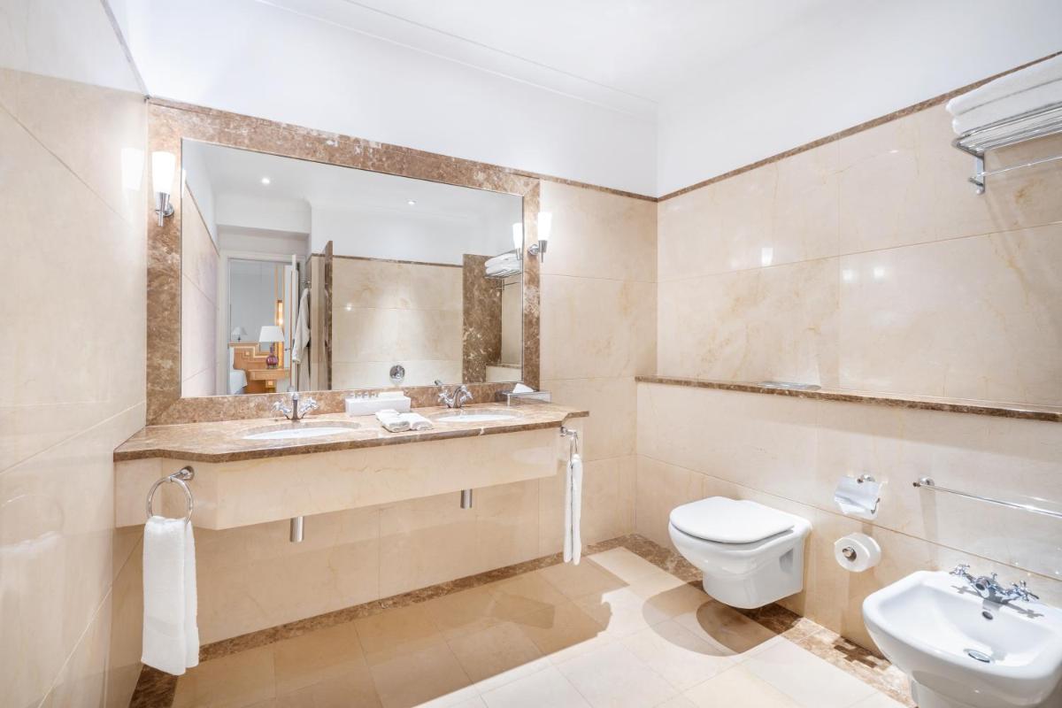 Uma casa de banho em Palácio Estoril Hotel, Golf & Wellness