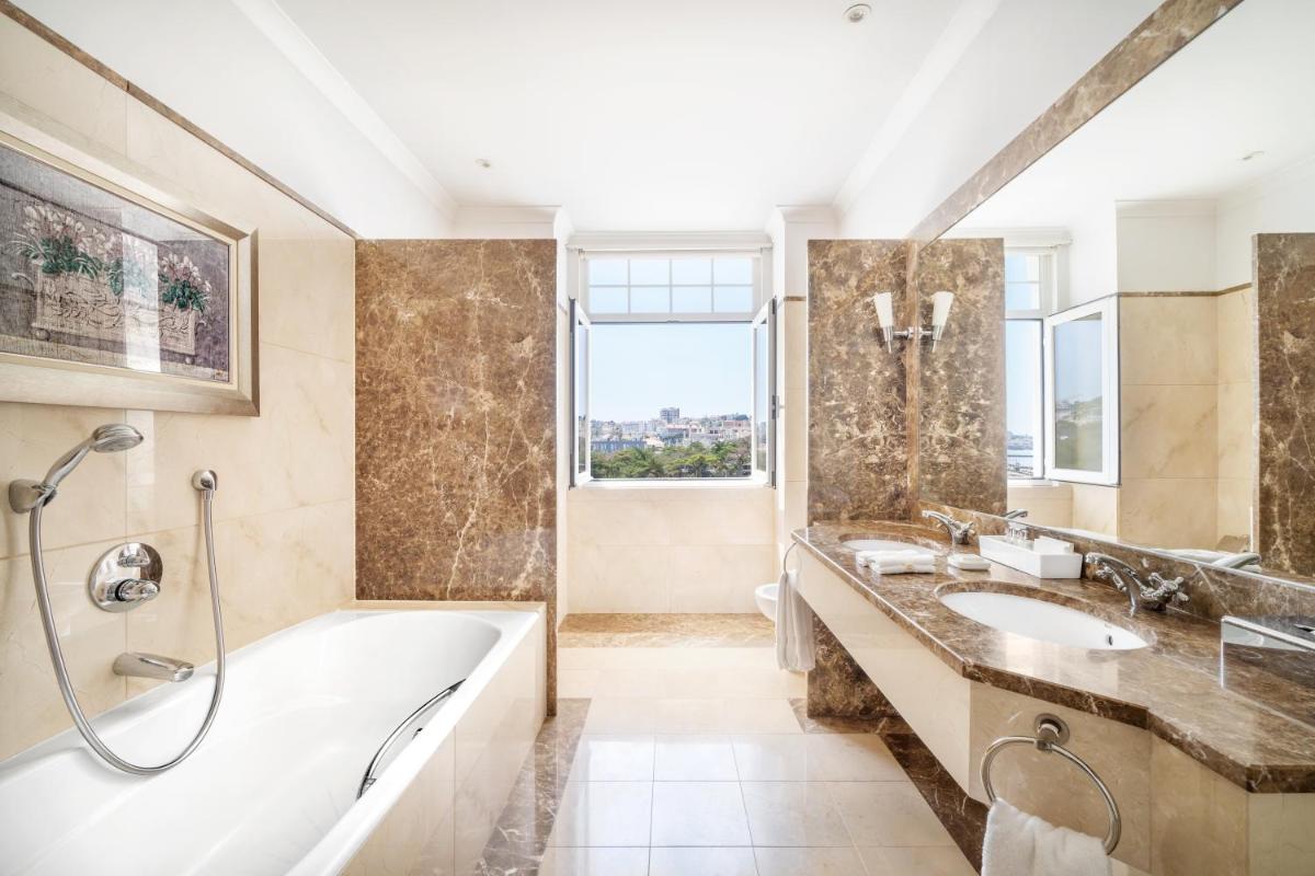 Uma casa de banho em Palácio Estoril Hotel, Golf & Wellness