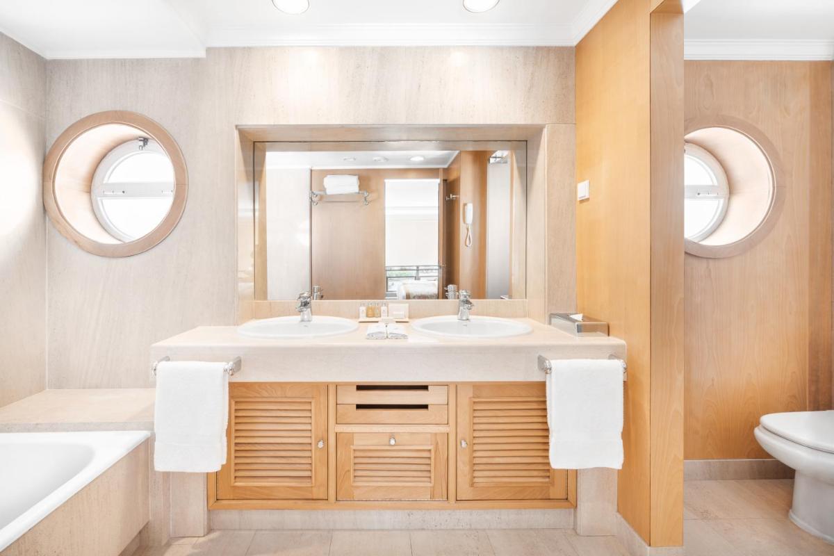 Uma casa de banho em Palácio Estoril Hotel, Golf & Wellness