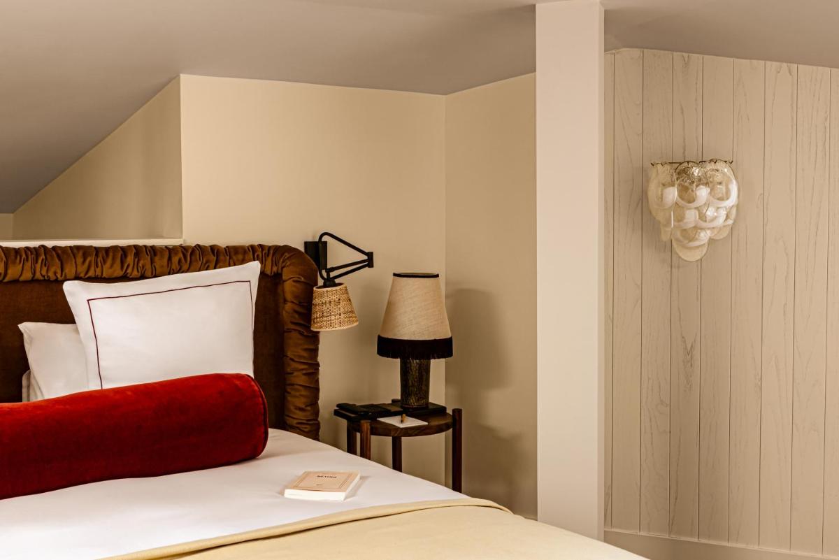 Un ou plusieurs lits dans un hébergement de l'établissement Château des Fleurs Hôtel & Spa Paris Un ou plusieurs lits dans un hébergement de l'établissement Château des Fleurs Hôtel & Spa Paris