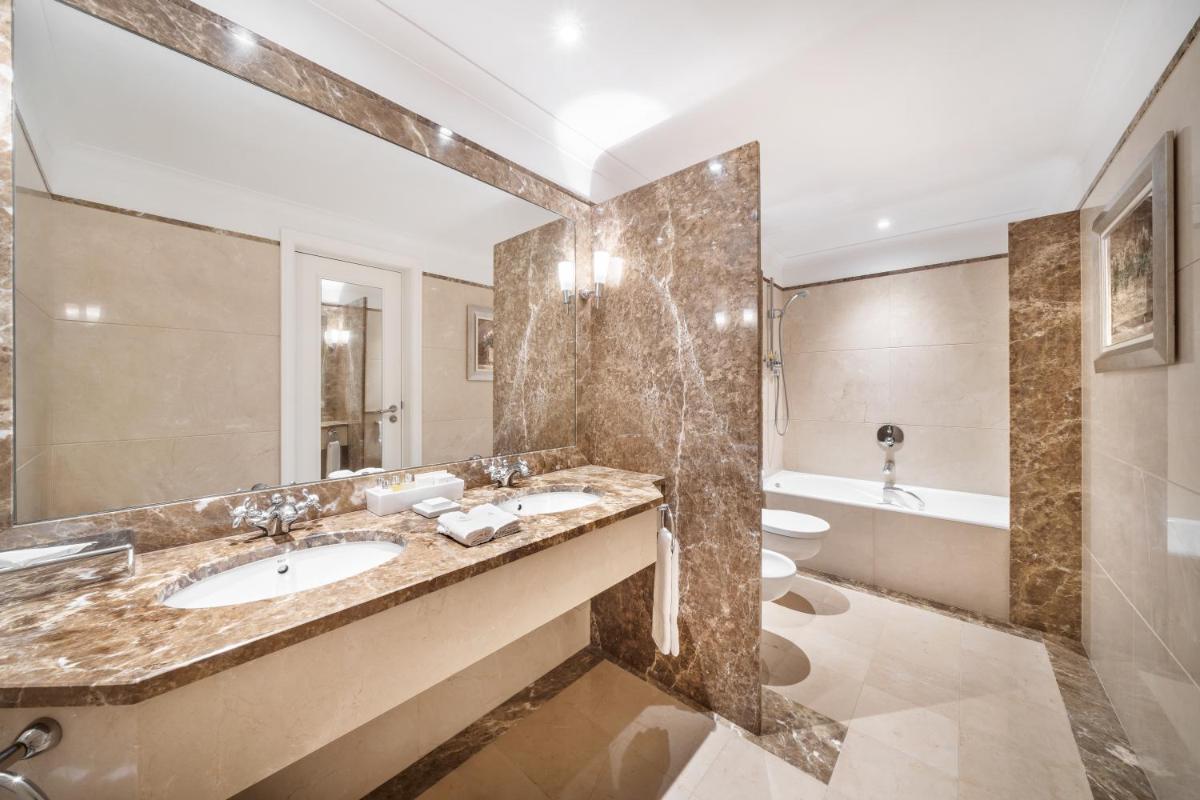 Uma casa de banho em Palácio Estoril Hotel, Golf & Wellness