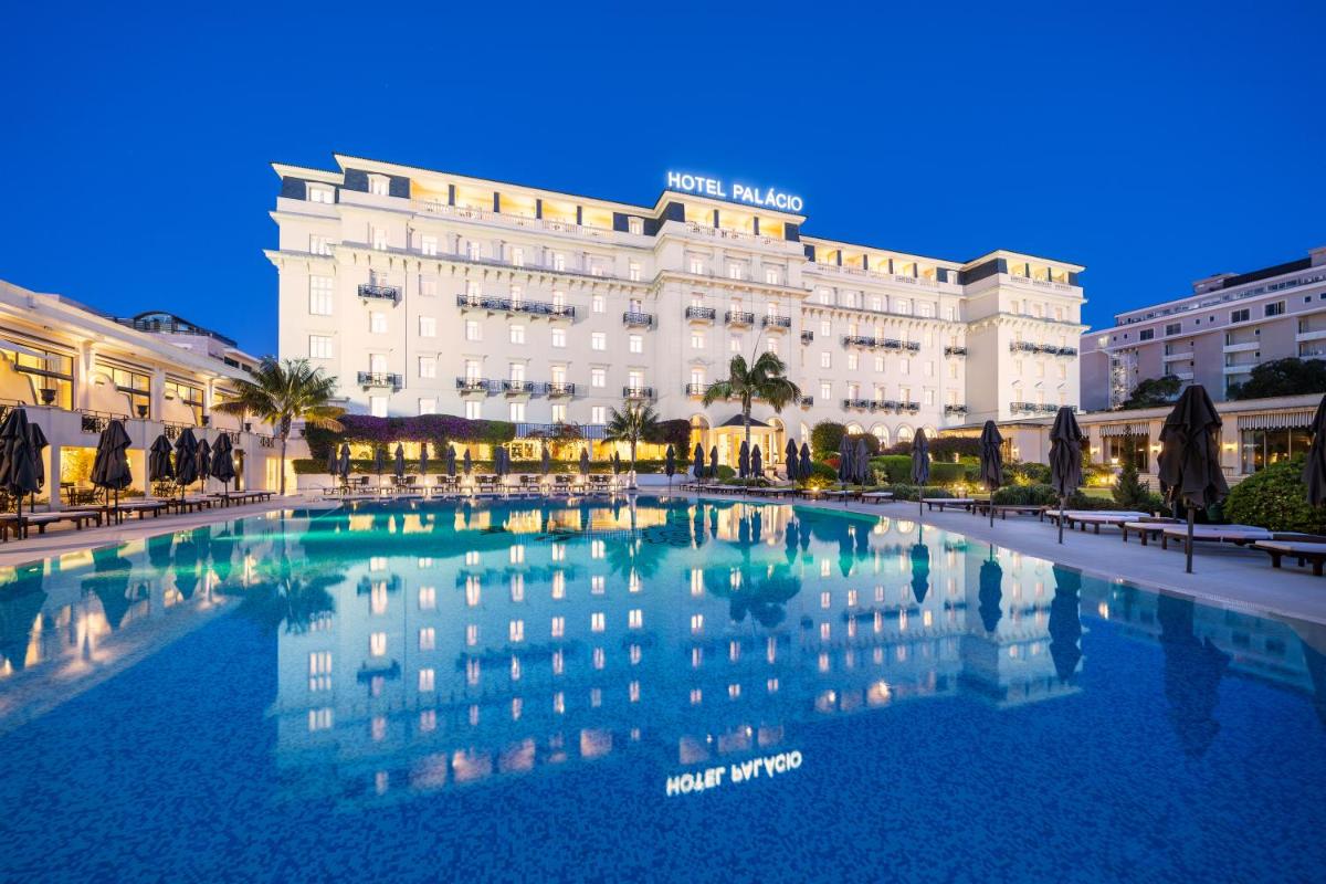uma grande piscina em frente a um hotel em Palácio Estoril Hotel, Golf & Wellness em Estoril