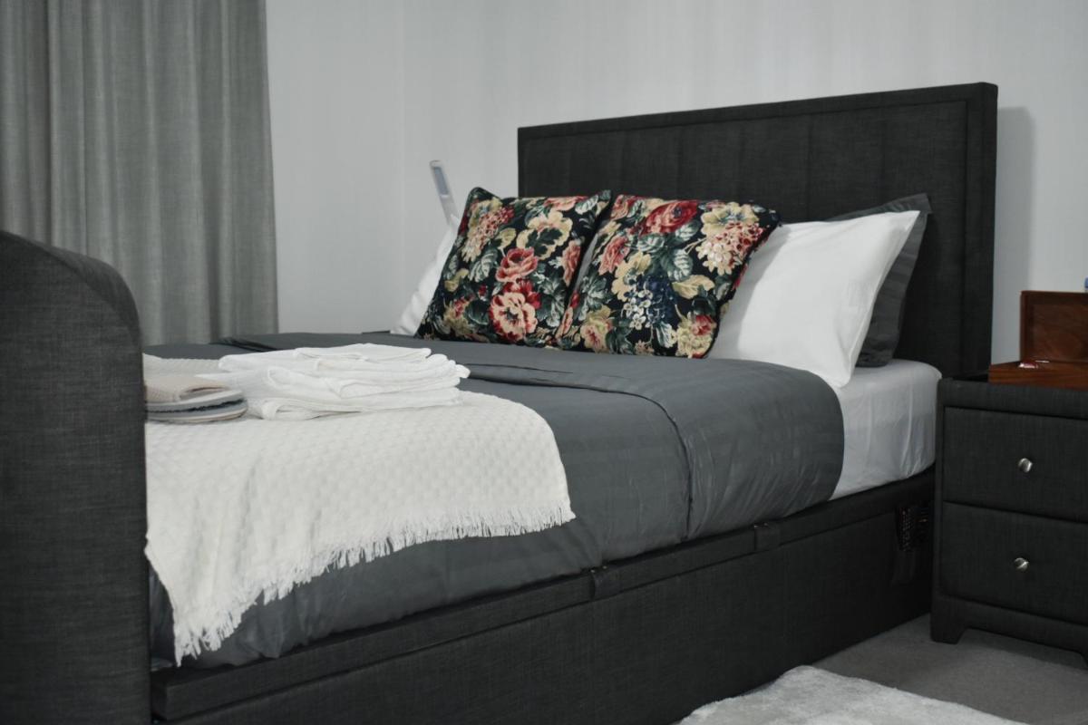 Suitetrails - A private en-suite bedroom in Bromley-by-Bow