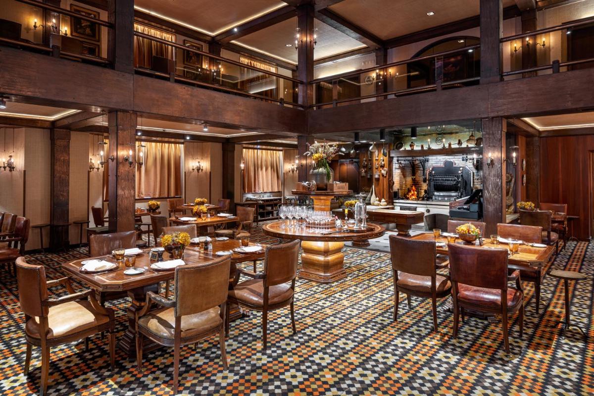 um restaurante com mesas e cadeiras em uma sala em Palácio Estoril Hotel, Golf & Wellness em Estoril