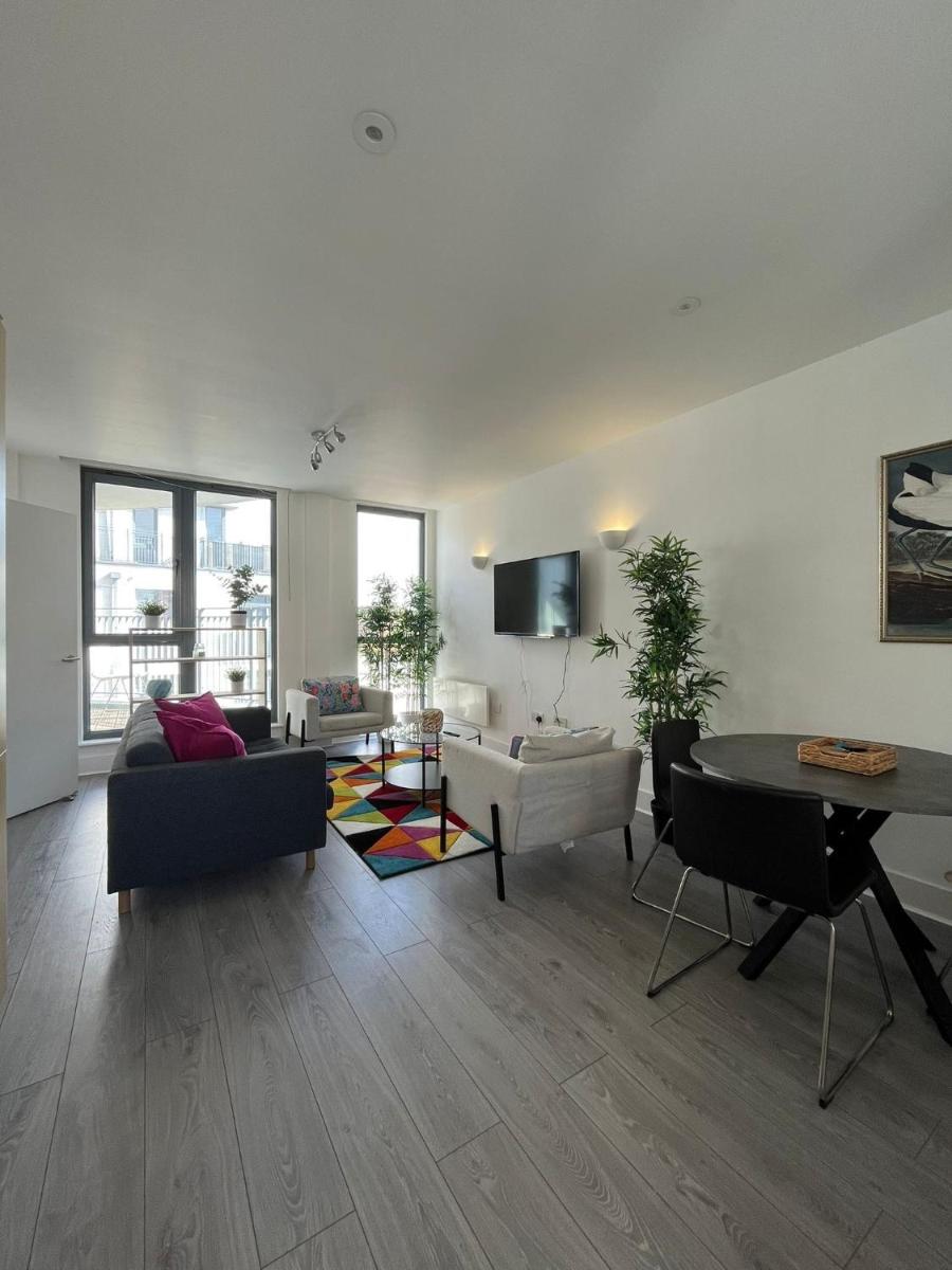 Chertsey - Beautiful Modern 2 Bedroom Apartment - Housity