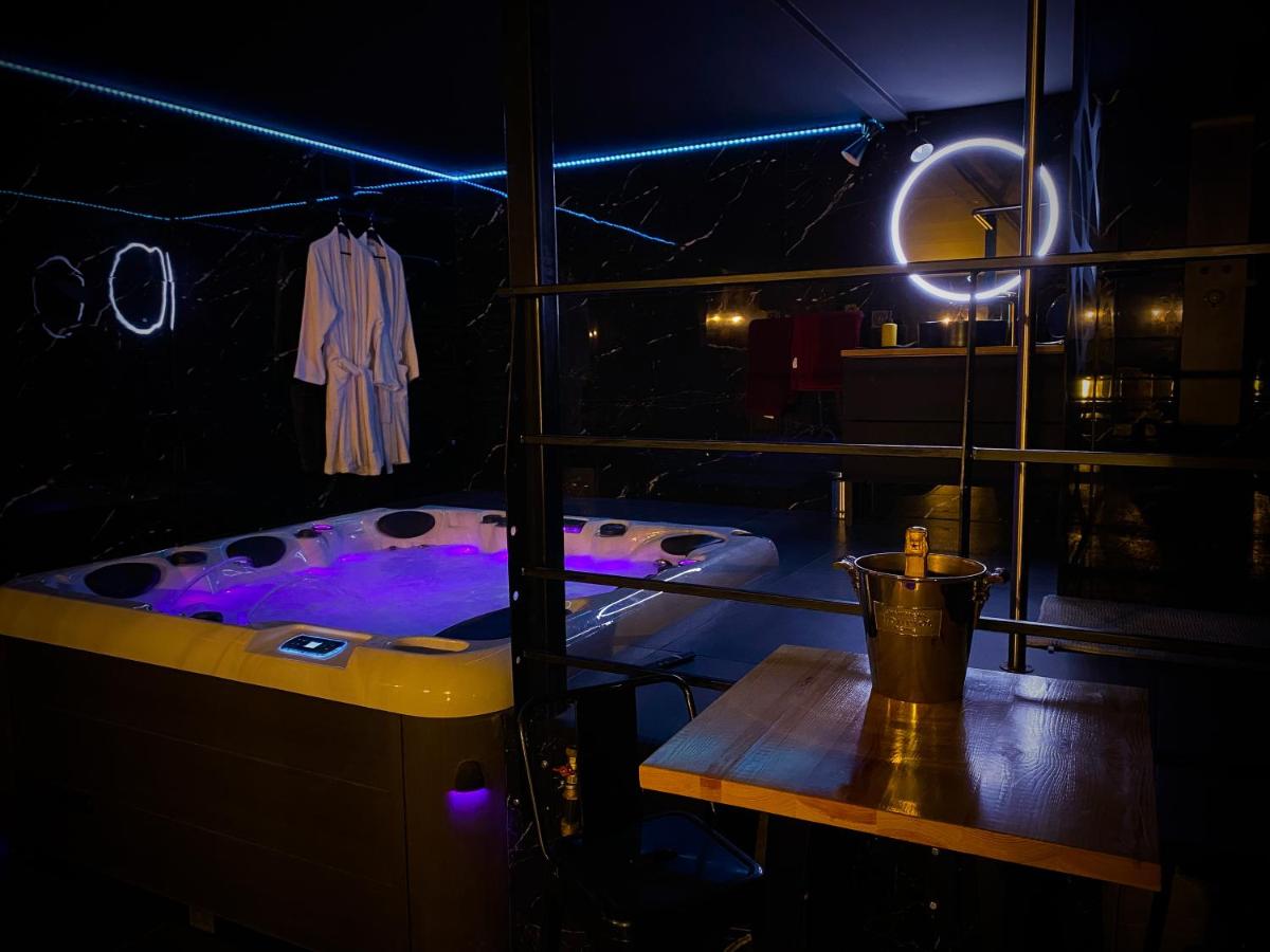 Loveroom avec jacuzzi 01 - Housity