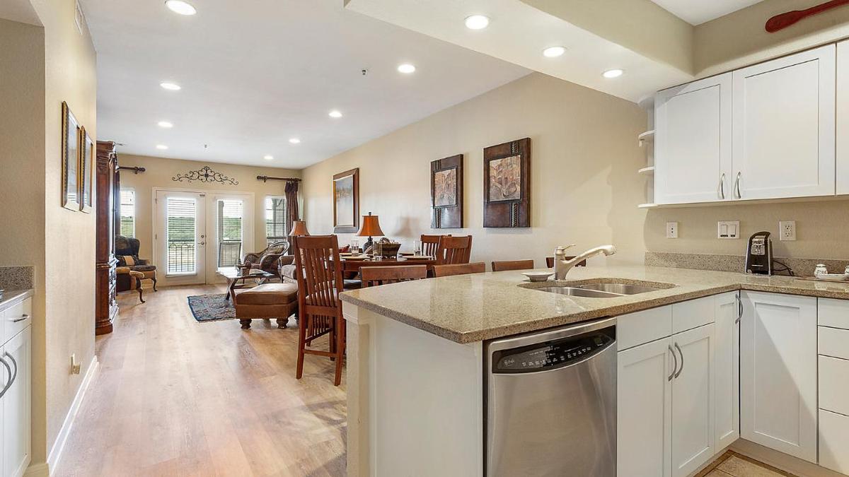 Lake Travis Stunning Waterfront, Sunset & Pool Views, Pet Friendly, Boat Ramp, Lago Vista, Texas - Housity