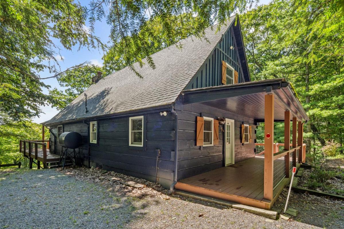 Copper Sky Log Home - Fireplace Pet Friendly - Housity