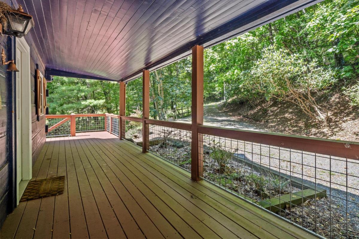 Copper Sky Log Home - Fireplace Pet Friendly - Housity