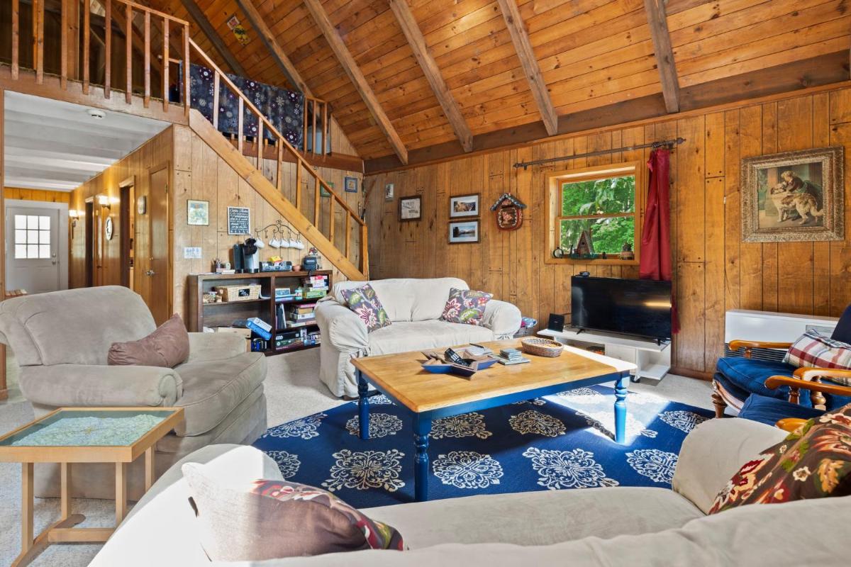 Copper Sky Log Home - Fireplace Pet Friendly - Housity