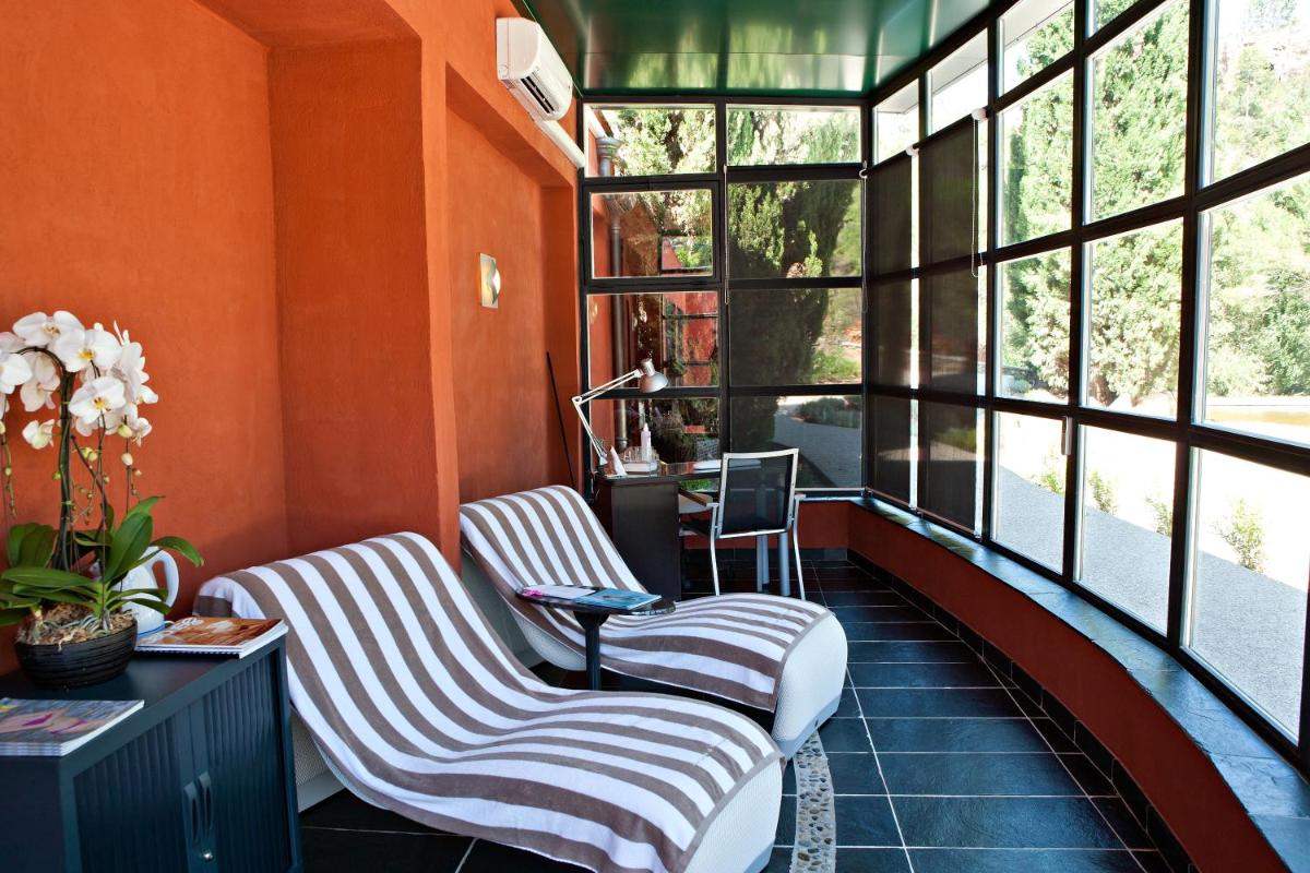Coin salon dans l'établissement Hostellerie Les Gorges De Pennafort