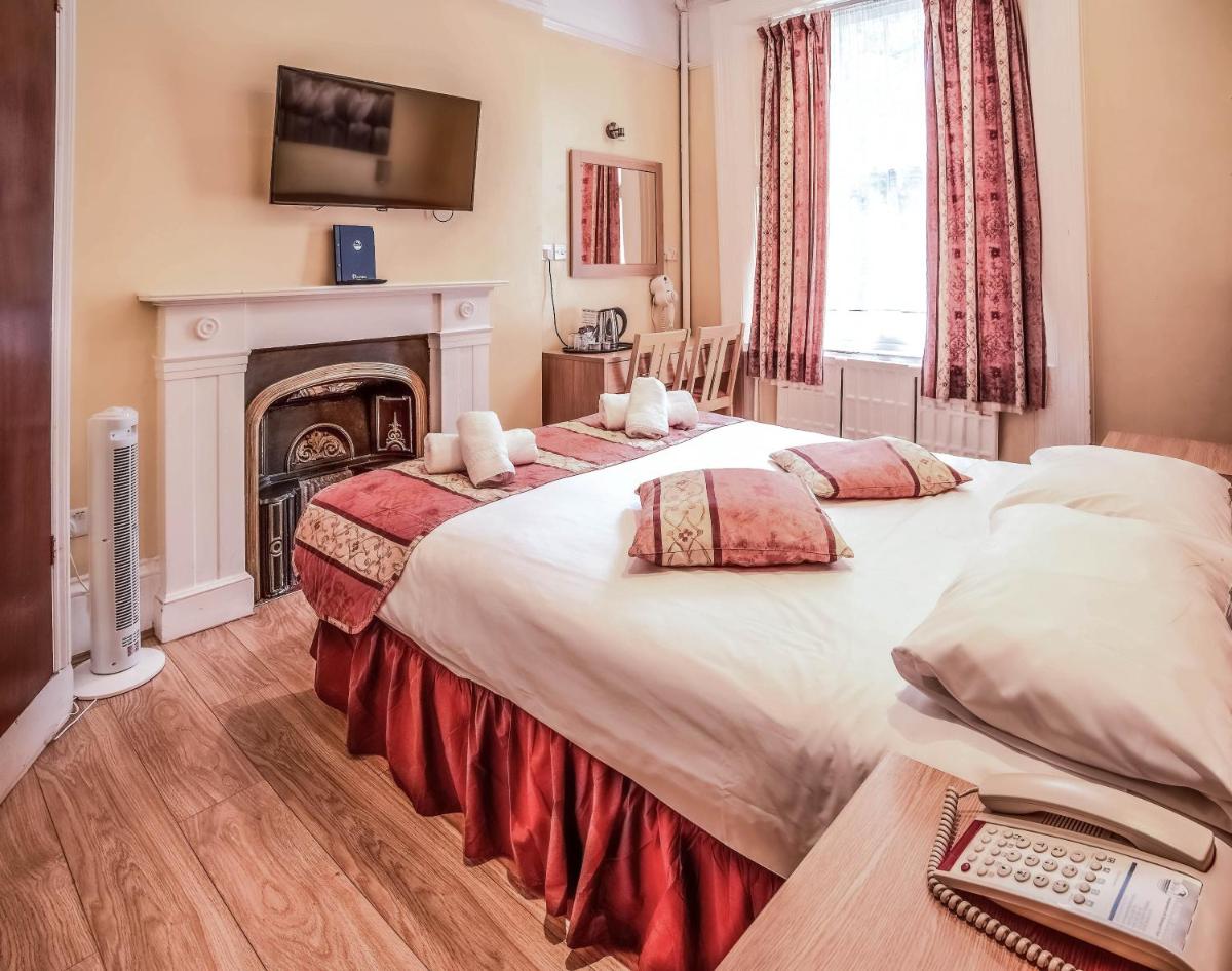 Dolphin Hotel - Housity